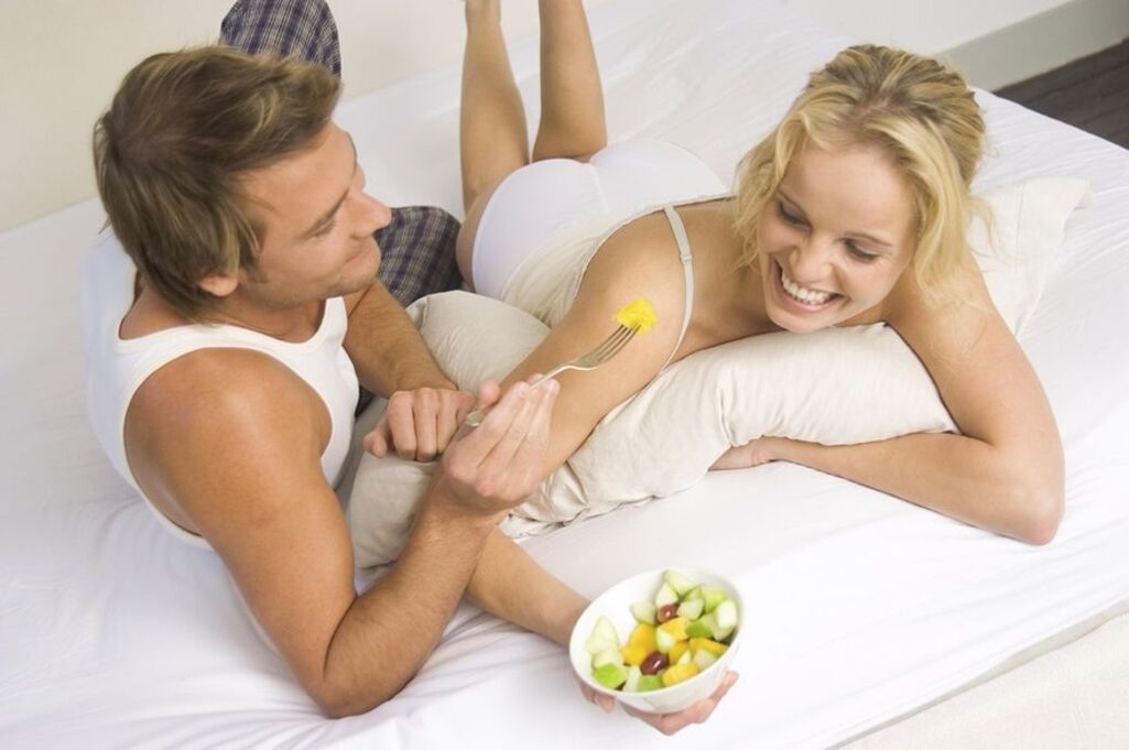 женщина и мужчина едят салат, чтобы расширить свои возможности
